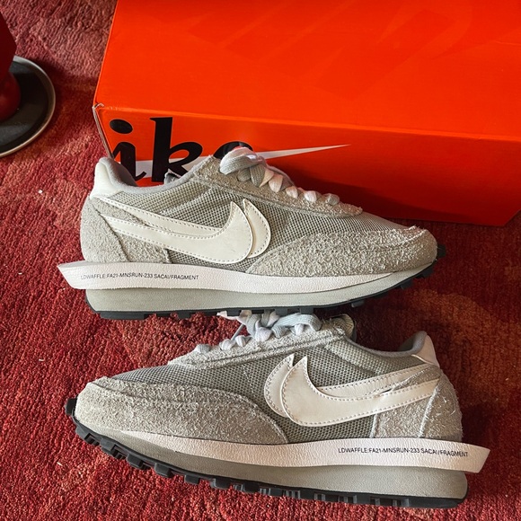 Nike
x sacai x Fragments LDWaffle "Grey" sneakers - Picture 9 of 12